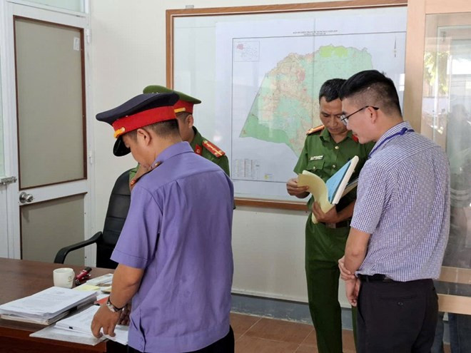 Lực lượng chức năng kiểm tra nơi làm việc của ông Lê Phạm Bình. (Ảnh do Công an cung cấp)