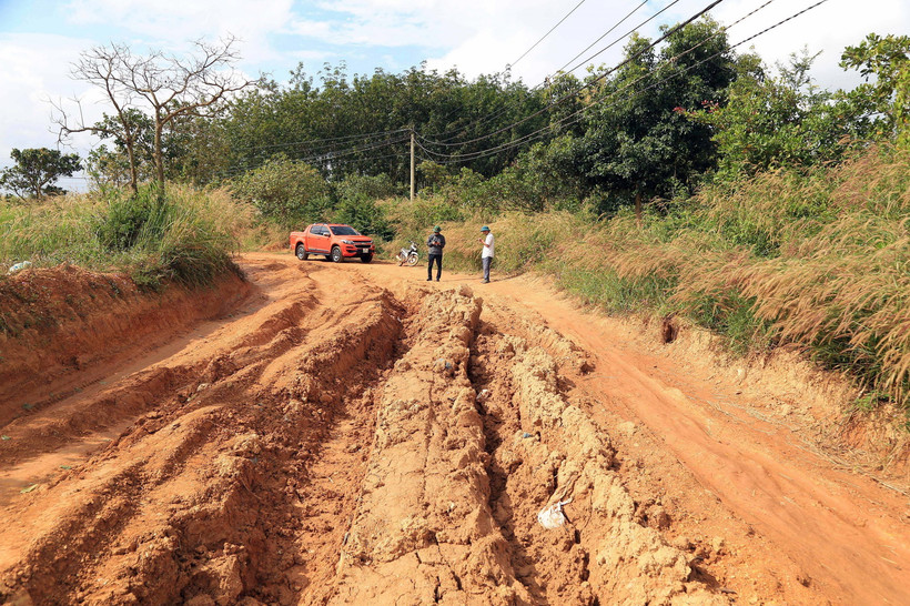 Dù đã vào mùa khô nhưng nhiều đoạn trên tuyến đường từ xã Đắk R’la đi xã Cư K’nia (Cư Jút, Đắk Nông) đang được cải tạo, nâng cấp vẫn chưa thể di chuyển bằng xe ôtô. (Ảnh: Minh Hưng/TTXVN)