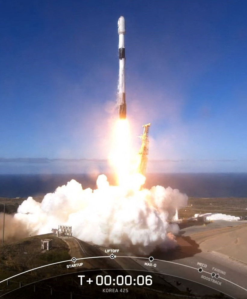 Tên lửa đẩy Falcon 9 mang theo vệ tinh trinh sát quân sự của Hàn Quốc rời bệ phóng. (Ảnh: AFP/TTXVN)