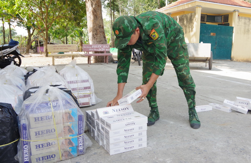 Tang vật một vụ buôn lậu thuốc lá qua biên giới. (Nguồn: TTXVN)