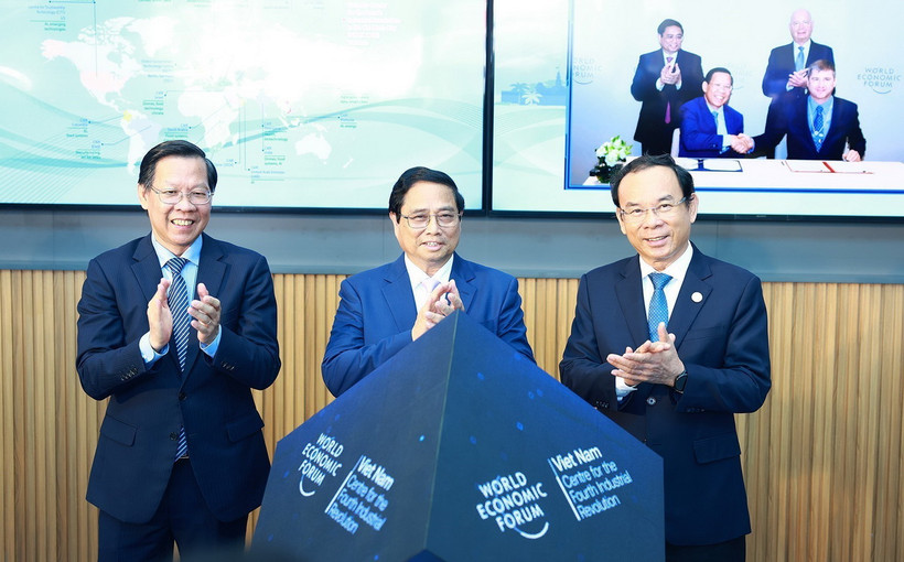 Thủ tướng Phạm Minh Chính và lãnh đạo Thành phố Hồ Chí Minh thực hiện nghi thức khánh thành Trung tâm Cách mạng Công nghiệp lần thứ 4 (C4IR). (Ảnh: Dương Giang/TTXVN)