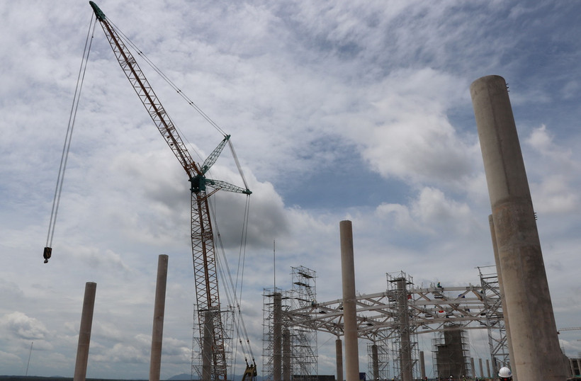 Thi công thép mái nhà ga Sân bay Long Thành. (Ảnh: Công Phong/TTXVN)