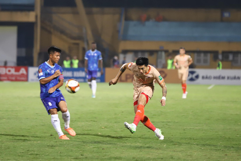 Văn Hậu (áo cam) và các đồng đội sẽ có chuyến hành quân đầy giông bão đến sân vận động Thanh Hóa trong trận đấu tâm điểm vòng 11 V-League 2023. (Ảnh: Hoài Nam/Vietnam+)