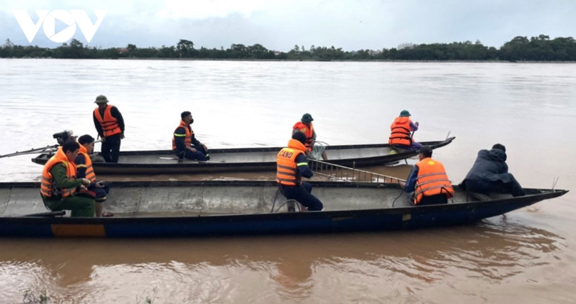 Lực lượng chức năng tìm kiếm người mất tích trên sông.(Nguồn: VOV)