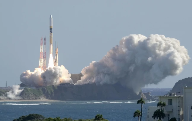 Tên lửa đẩy H2-A mang theo Tàu Đổ bộ thông minh thăm dò Mặt Trăng (SLIM) được phóng lên từ Trung tâm Vũ trụ Tanegashima, miền Nam Nhật Bản, ngày 7/9/2023. (Ảnh: Kyodo/TTXVN) 