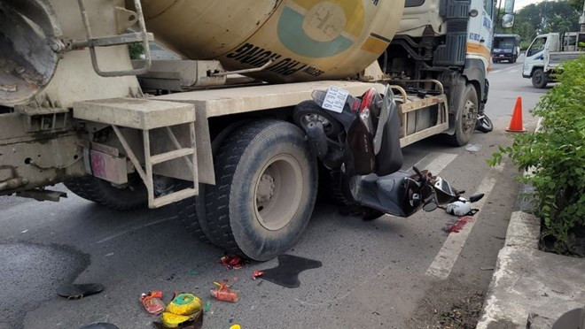 Hiện trường vụ tai nạn xe bồn tông 3 xe máy chờ đèn đỏ. (Ảnh: Báo Lao Động)