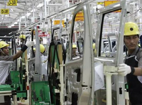 Công nhân làm việc tại nhà máy Daihatsu ở Jakarta. (Nguồn: Reuters) 