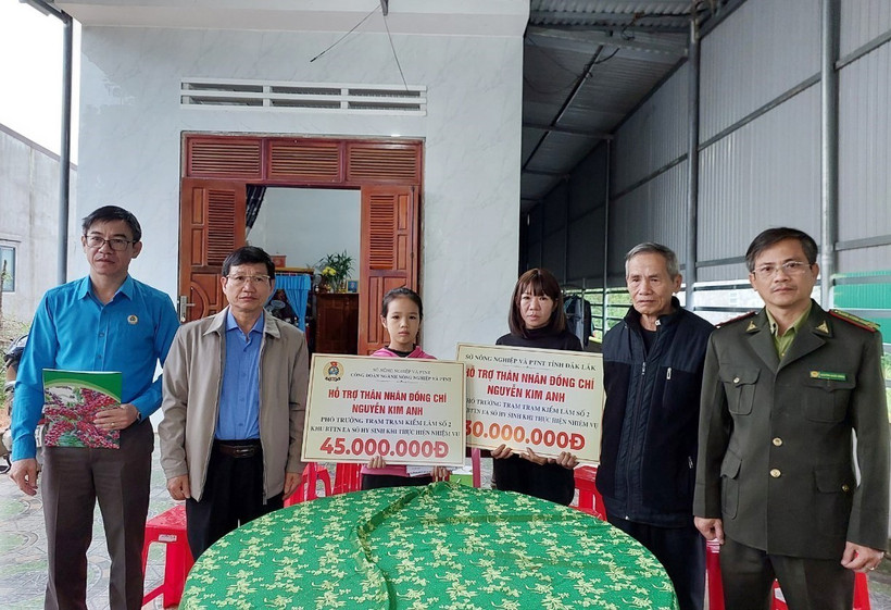 Công đoàn ngành Nông nghiệp và Phát triển nông thôn, Sở Nông nghiệp và Phát triển nông thôn Đắk Lắk trao quà cho thân nhân của nạn nhân để hỗ trợ gia đình sớm ổn định cuộc sống. (Ảnh: Tuấn Anh/TTXVN)