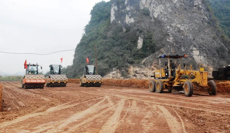 Nhà thầu thi công đắp nền đường một Dự án Cao tốc Bắc-Nam. (Ảnh: Việt Hùng/Vietnam+) 