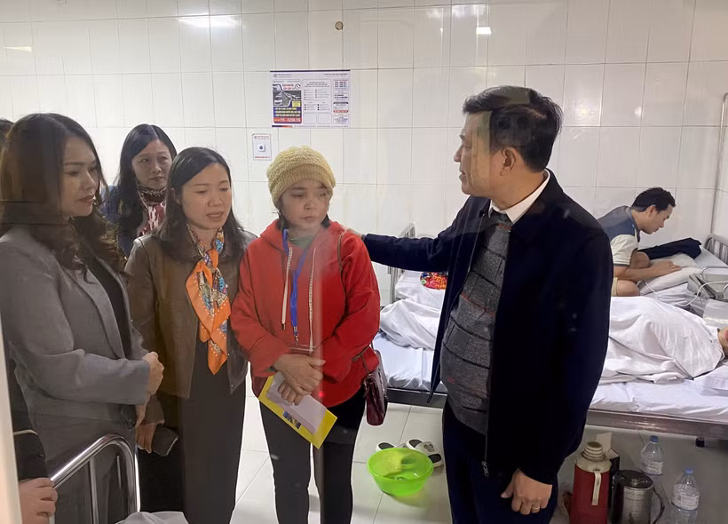Lãnh Sở Giáo dục và Đào tạo, lãnh đạo thành phố Vinh và các phòng, ban liên quan cũng đã để thăm hỏi học sinh bị thương đang được điều trị tại Bệnh viện đa khao 115 Nghệ An. (Ảnh: TTXVN-Phát)