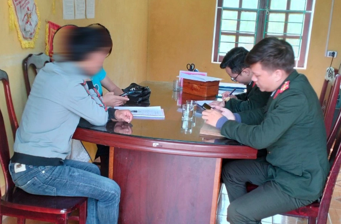 Lực lượng chức năng làm việc với anh D.T.M. (Ảnh: Công an huyện Bá Thước). 