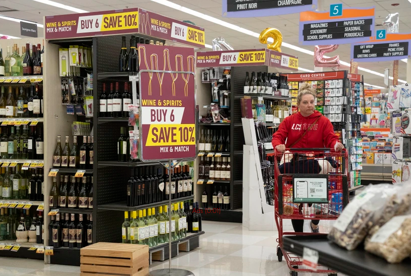 Người dân mua sắm tại siêu thị ở San Mateo, California, Mỹ. (Ảnh: THX/TTXVN) 