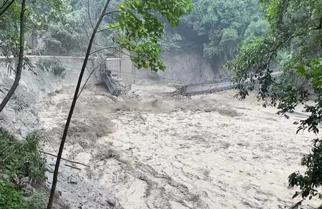 Cây cầu bắc qua sông Teesta ở bang Sikkim (Ấn Độ) bị lũ cuốn trôi ngày 4/10/2023. (Ảnh: AFP/TTXVN) 