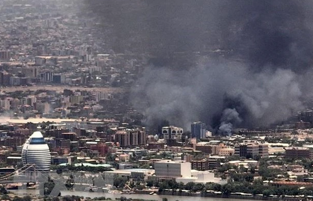 Khói bốc lên sau một trận giao tranh ở Sudan. (Ảnh minh họa. AFP/TTXVN) 