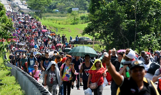 Người di cư di chuyển tại Huixtla, bang Chiapas, Mexico trong hành trình tới Mỹ ngày 27/10/2021. (Ảnh: AFP/TTXVN) 