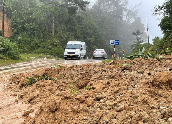 Các điểm sạt lở, nứt mặt đường trên đèo Violak. (Ảnh: Phạm Cường/TTXVN) 