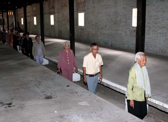 Các cựu tù thăm lại nơi bị giam giữ trước đây. (Ảnh: Quách Lắm/TTXVN) 