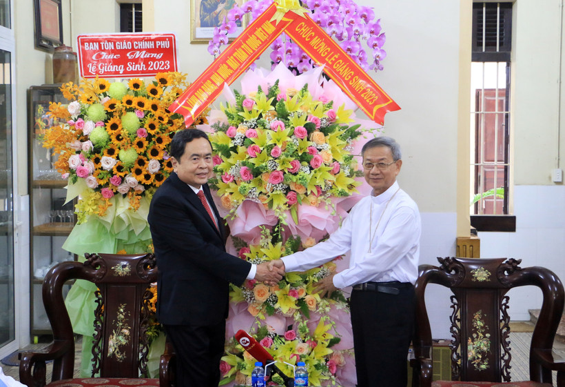 Phó Chủ tịch Thường trực Quốc hội Trần Thanh Mẫn chúc mừng Đức Giám mục Giáo phận Vĩnh Long Huỳnh Văn Hai nhân dịp Giáng sinh 2023. (Ảnh: Phạm Minh Tuấn/TTXVN)
