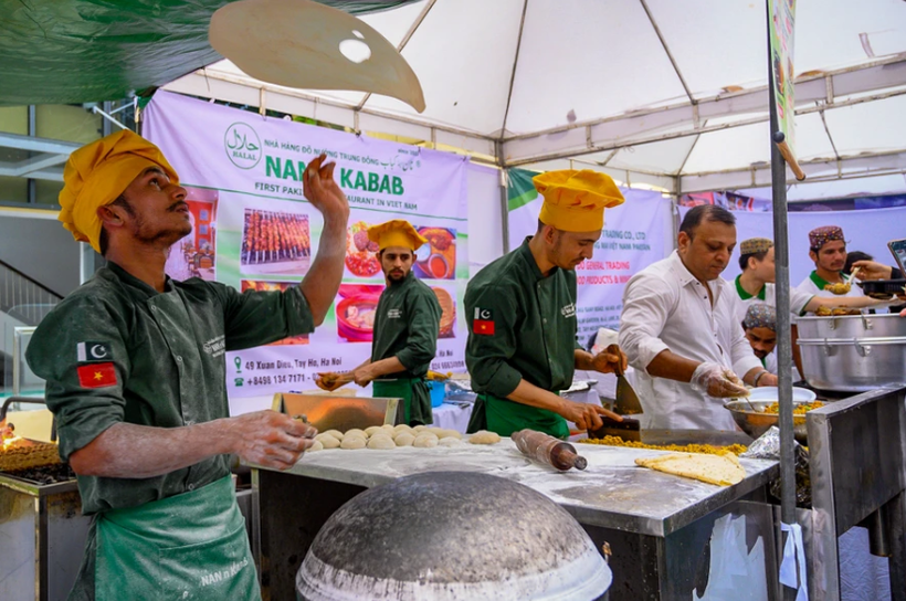 Điểm nhấn của sự kiện năm nay là số lượng gian hàng đông nhất từ trước đến nay với gần 150 gian hàng. (Ảnh: PV/Vietnam+)