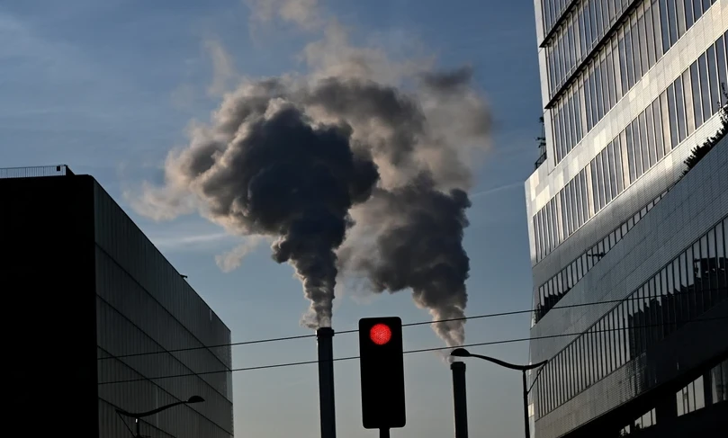 Khói thải bốc lên từ một nhà máy tái chế rác ở Paris, Pháp. (Ảnh: AFP/TTXVN) 