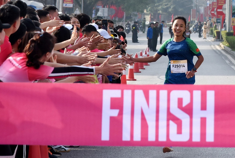 Vận động viên nữ mang số áo F25014 về Nhất nữ ở nội dung 42km. (Ảnh: Trung Kiên/TTXVN)