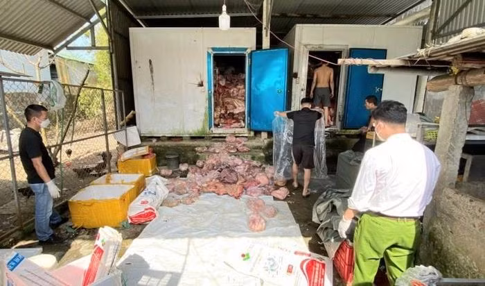 Công an kiểm tra kho hàng thực phẩm đông lạnh. (Ảnh do công an cung cấp)