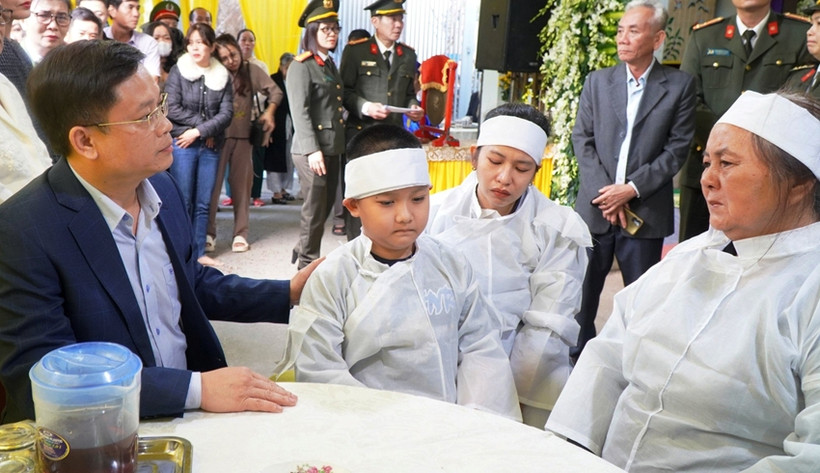 Lãnh đạo tỉnh chia buồn cùng gia đình Trung tá Trần Duy Hùng. (Nguồn: Báo Thừa Thiên-Huế)