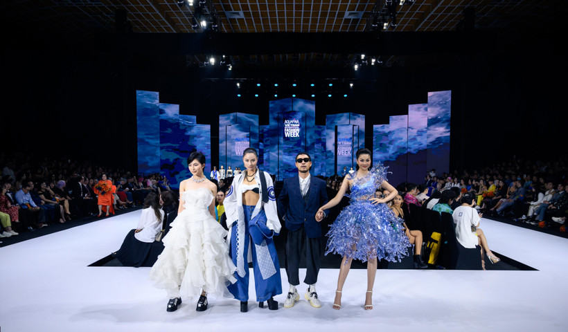 Những thiết kế cao cấp từ vật liệu tái chế của Võ Công Khanh. (Ảnh: CTV/Vietnam+)