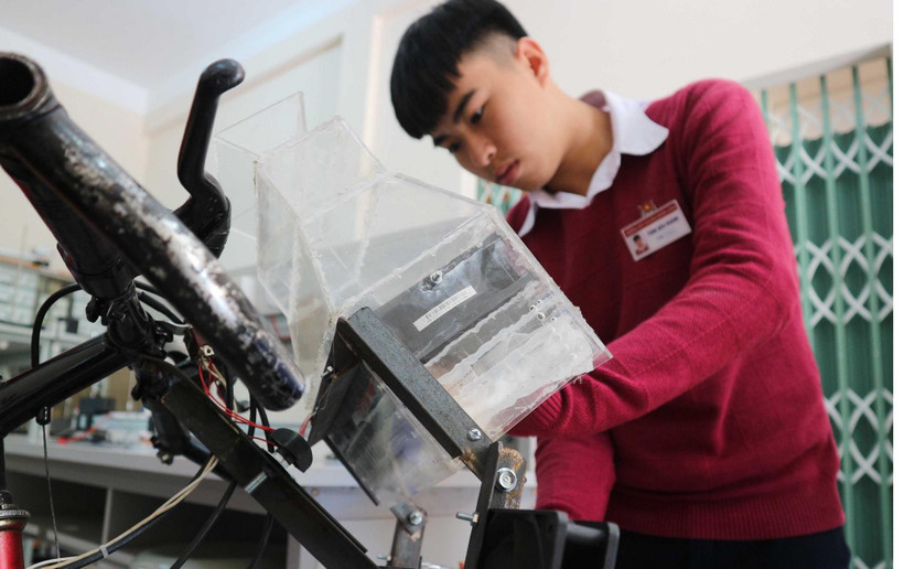 Bộ phận lọc khí 3 lớp - 'trái tim' của hệ thống được gắn trên phần đầu chiếc xe đạp. (Ảnh: Nguyễn Dũng/TTXVN)