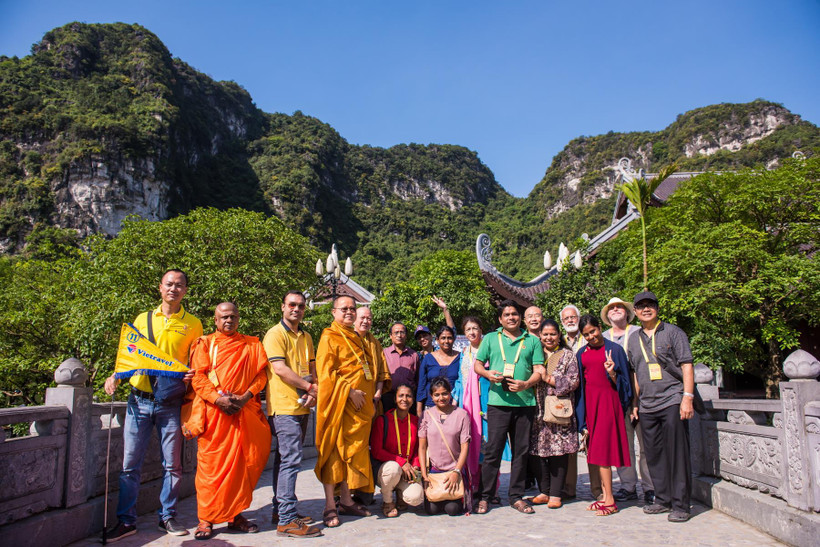 Đoàn đại biểu quốc tế hào hững thăm quan danh lam thắng cảnh Việt Nam sau Đại lễ. (Ảnh: PV/Vietnam+)