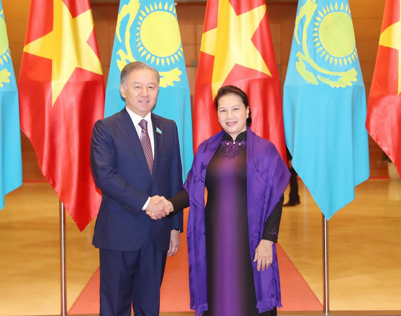 Chủ tịch Quốc hội Nguyễn Thị Kim Ngân và Chủ tịch Hạ viện Kazakhstan Nurlan Nigmatulin tại Lễ đón. (Ảnh: Trọng Đức/TTXVN)