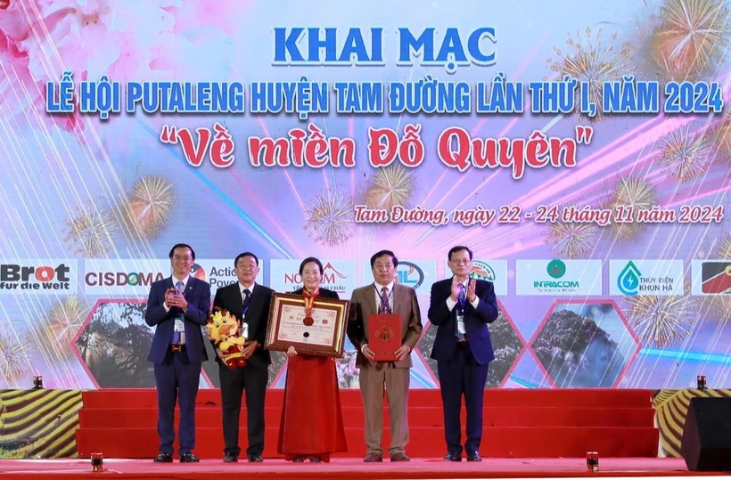 Hội Kỷ lục gia Việt Nam, Tổ chức Kỷ lục Việt Nam (Vietkings) trao Bằng công nhận rừng đỗ quyên cổ thụ tập trung trên núi Putaleng ở độ cao 2.619m có diện tích lớn nhất Việt Nam. (Ảnh: Quý Trung/TTXVN)