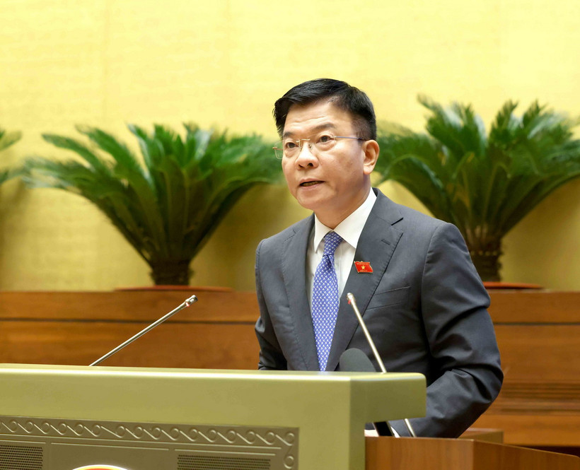 Phó Thủ tướng Chính phủ Lê Thành Long trình bày Tờ trình về dự án Luật Quản lý và đầu tư vốn nhà nước tại doanh nghiệp. (Ảnh: Phương Hoa/TTXVN)