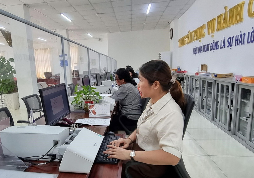 Hoạt động tại một trung tâm hành chính công. (Nguồn: TTXVN)