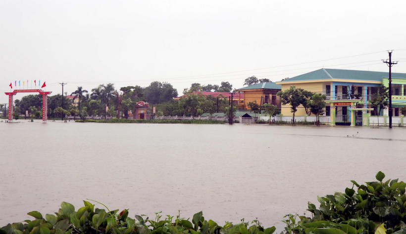 Trường Tiểu học, Mầm non xã Thạch Đài huyện Thạch Hà, tỉnh Hà Tĩnh nước ngập sâu gần 1m. (Ảnh: Công Tường/TTXVN)