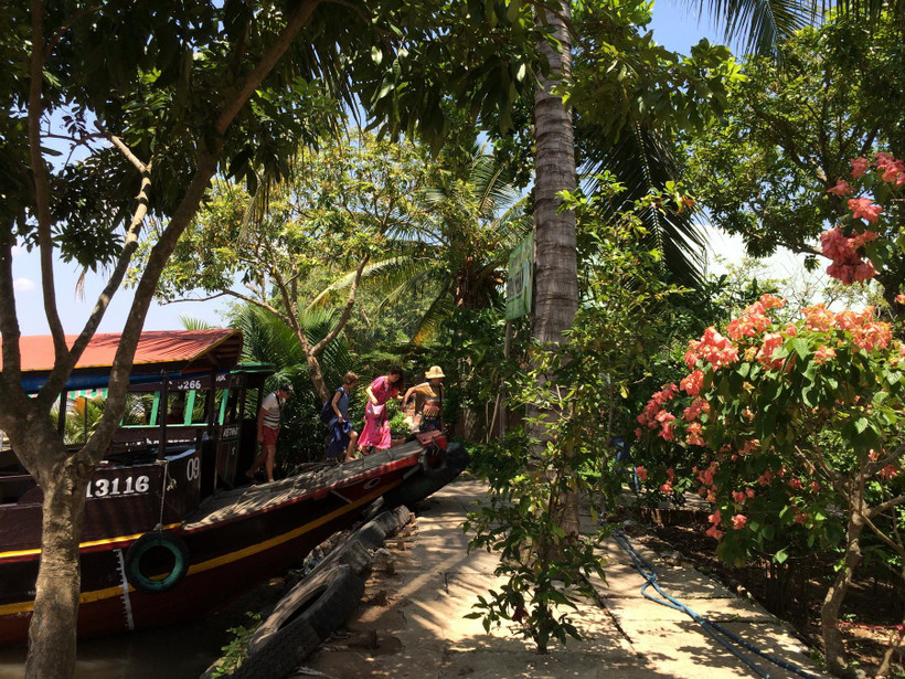 Du khách ghé vào thăm miệt vườn ở tỉnh Tiền Giang. (Ảnh: Xuân Mai/Vietnam+)