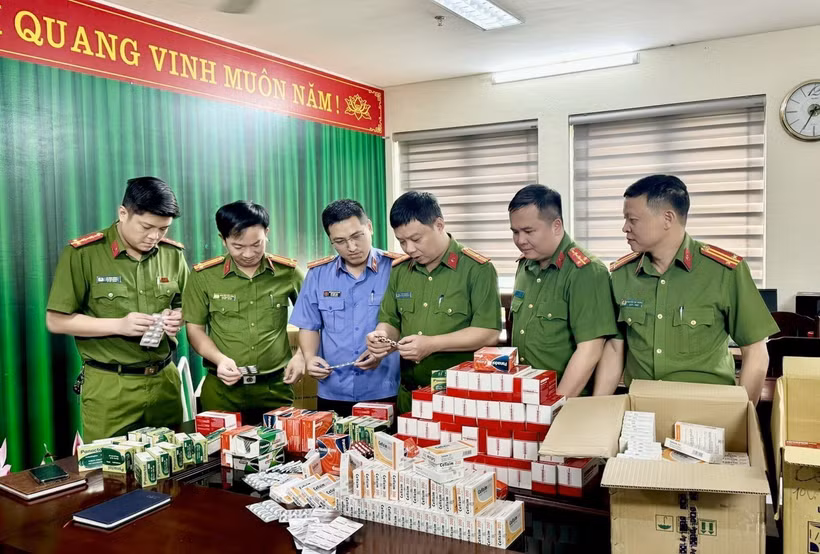 Tang vật thuốc tân dược giả. (Ảnh: TTXVN phát)