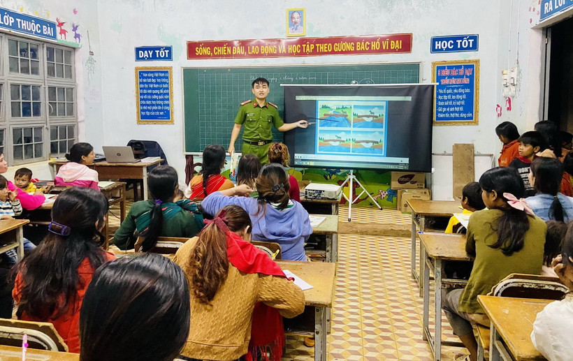 Lớp học tình thương do Trung úy Lê Tuấn Thành giảng dạy. (Ảnh: TTXVN phát)