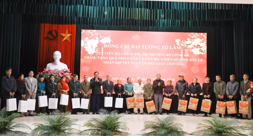 Đại tướng Tô Lâm và lãnh đạo tỉnh Sơn La trao quà tặng cho người có công trên địa bàn huyện Phù Yên. (Ảnh: TTXVN phát)