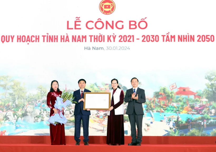 Phó Thủ tướng Chính phủ Trần Hồng Hà trao Quyết định phê duyệt Quy hoạch tỉnh Hà Nam. (Ảnh: Đại Nghĩa/TTXVN)