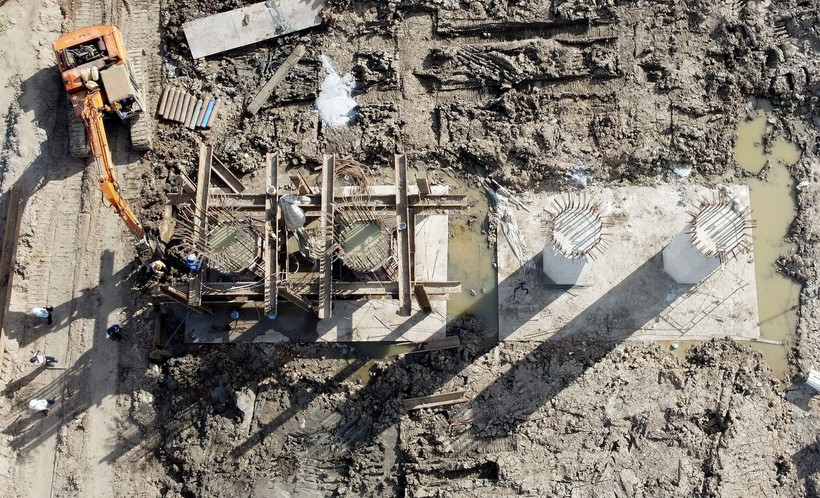 Thi công tuyến Cao tốc Cần Thơ-Cà Mau. (Ảnh: Huy Hùng/TTXVN)