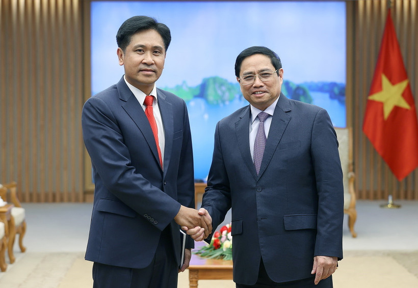 Thủ tướng Phạm Minh Chính tiếp Bộ trưởng Bộ Tư pháp Lào Phayvy Xibualypha. (Ảnh: Dương Giang/TTXVN)