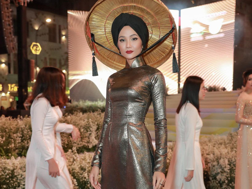 H'Hen Niê trong đêm Lễ hội Áo dài Thành phố Hồ Chí Minh vừa qua. (Ảnh: Thiên An/Vietnam+)