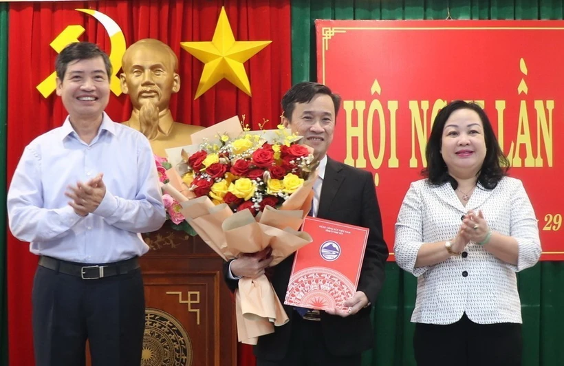 Thường trực Tỉnh ủy Phú Yên trao quyết định của Ban Bí thư Trung ương Đảng cho ông Trần Huy Đức. (Ảnh: Xuân Triệu/TTXVN)