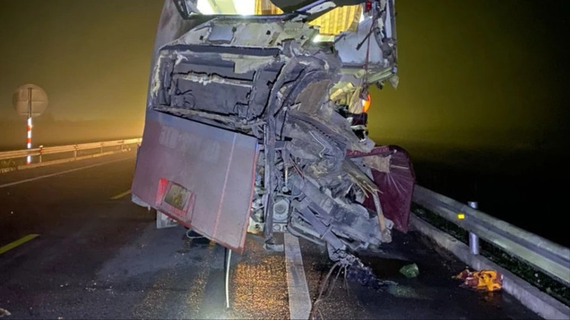 Chiếc xe khách biến dạng sau tai nạn. 