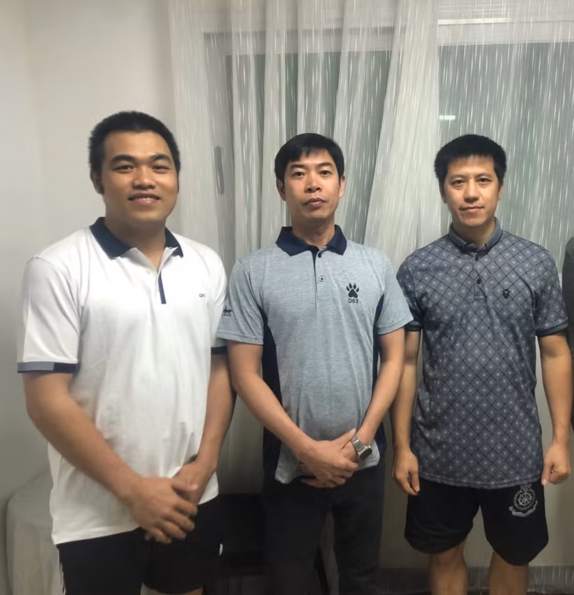 Từ trái sang phải: Thuyền viên Phùng Văn An, Phạm Văn Thành và Nguyễn Văn Tảo. (Ảnh: Nguyễn Trường/Vietnam+)