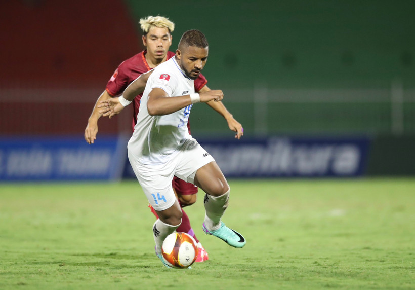 Thép Xanh Nam Định (áo trắng) nhận thất bại 1-2 ở vòng 10 V-League 2023/24. (Ảnh: FB)