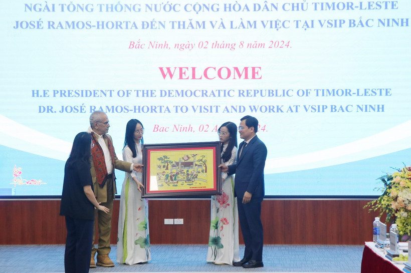 Bí thư Tỉnh ủy Bắc Ninh Nguyễn Anh Tuấn (bên phải) tặng bức tranh dân gian Đông Hồ cho Tổng thống Timor Leste Jose Ramos-Horta. (Ảnh: Thanh Thương/TTXVN)