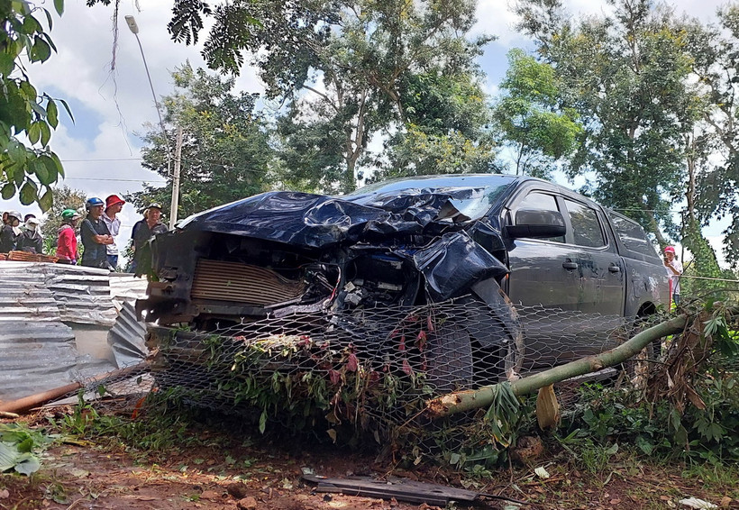 Xe ôtô bán tải sau khi va chạm với xe máy tiếp tục đâm sập tường rào một khu rẫy ven Quốc lộ 26. (Ảnh: Tuấn Anh/TTXVN)