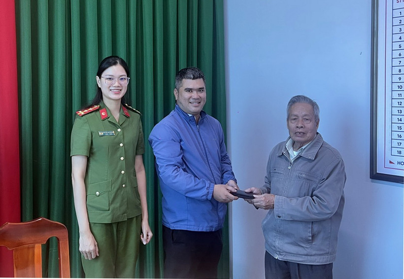 Cụ Phạm Xuân Tuệ trả lại tài sản cho người đánh rơi tại Công an phường 2. (Ảnh TTXVN phát)